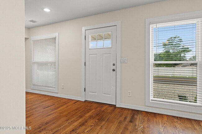 Foto del edificio - 266 Silver Bay Rd