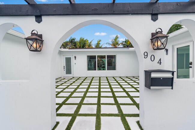 Foto del edificio - 904 SE 13th Ct