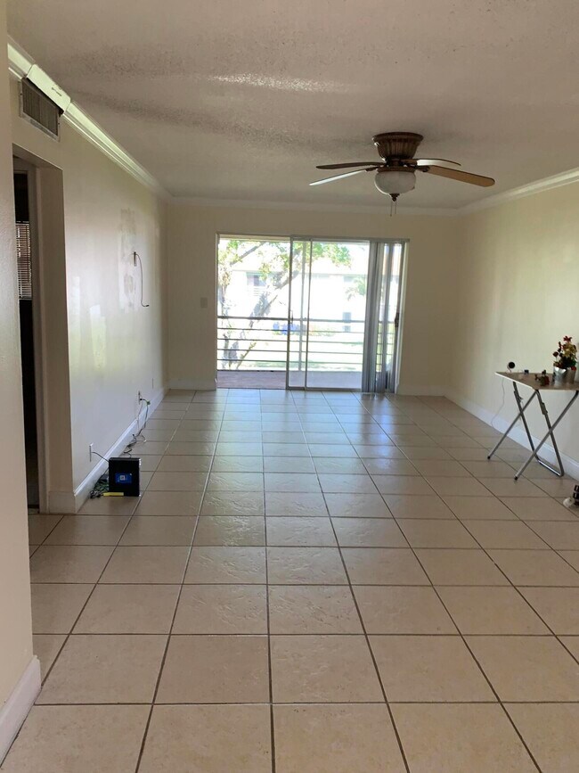 Foto del edificio - 9811 Sandalfoot Blvd