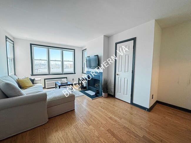 Building Photo - 3217 Wisconsin Ave NW