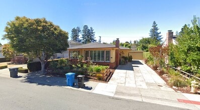Building Photo - 548 Maple St