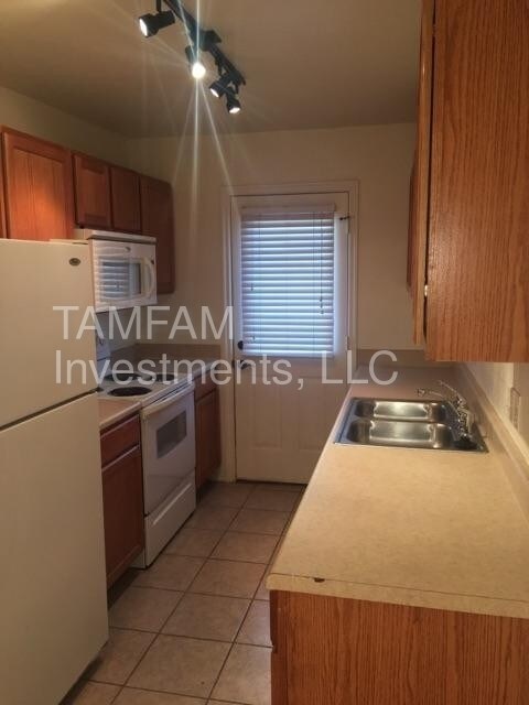 Building Photo - Spacious 3 Bedroom Townhouse in West Norman!