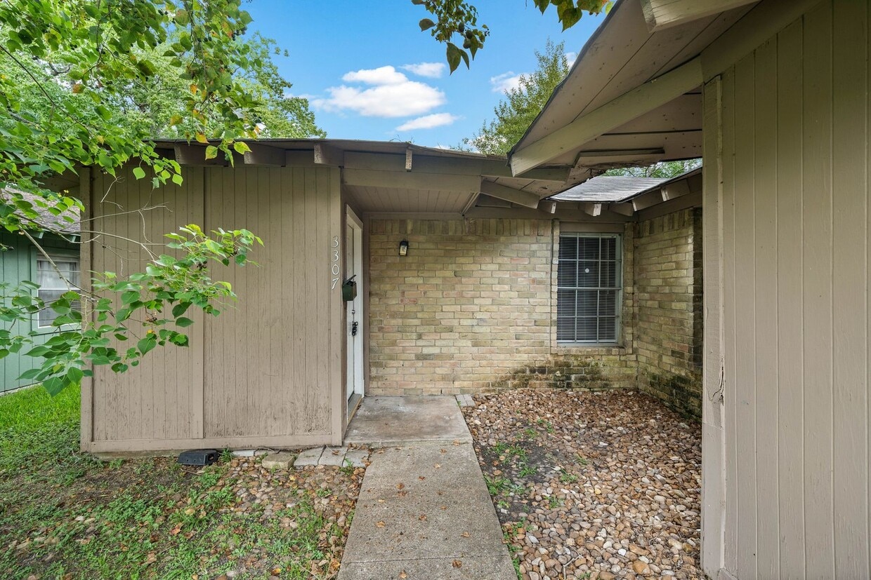 Lovely 3 Bedroom 2 Bath Duplex Home with Totally Private Backyard with Nice Wooden Privacy Fence!! - Lovely 3 Bedroom 2 Bath Duplex Home with Totally Private Backyard with Nice Wooden Privacy Fence!!
