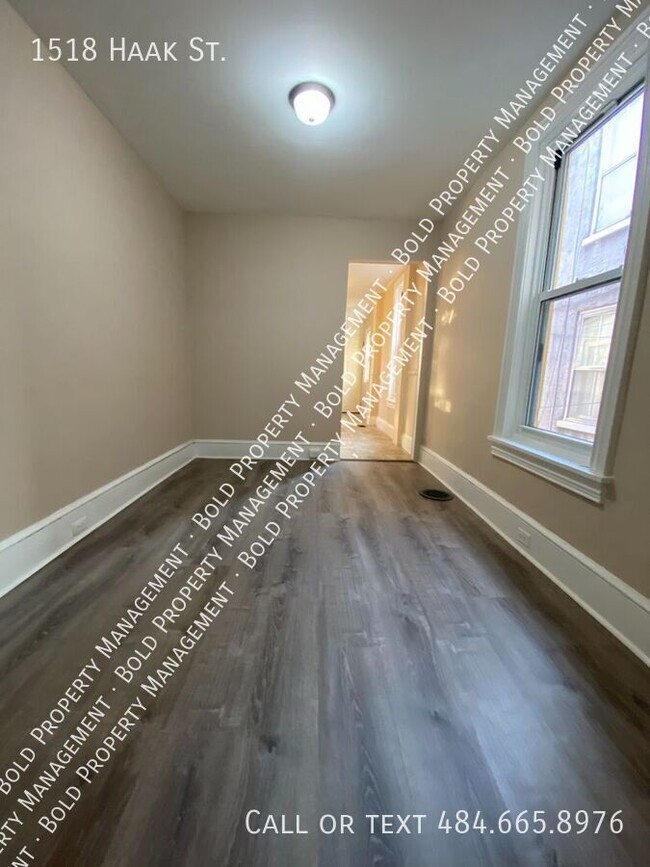 Building Photo - 1518 Haak St