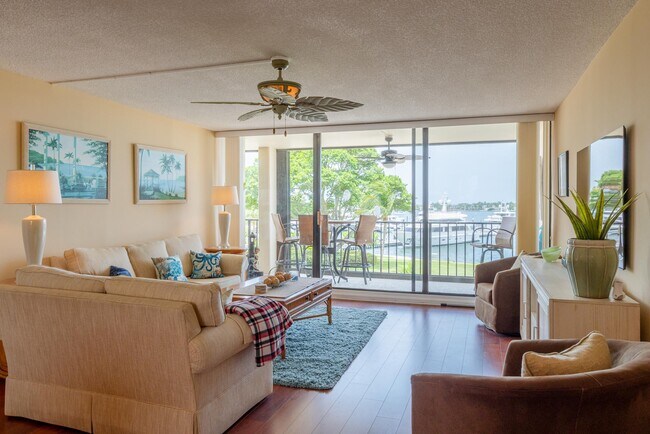 Foto del edificio - 134 Lakeshore Dr