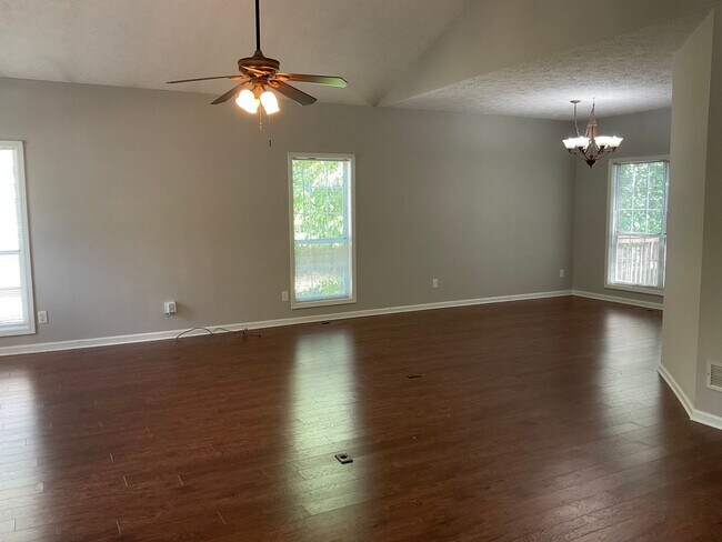 Foto del edificio - Nicely updated Wyngate ranch-full basement!