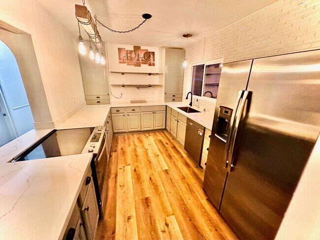 Foto del edificio - Charming and Rustic Single-Family 3Bed/1.5...