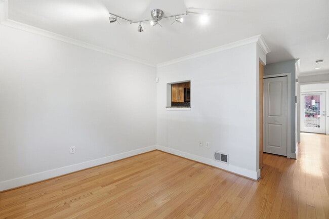 Building Photo - 1BR in the Heart of Logan Circle