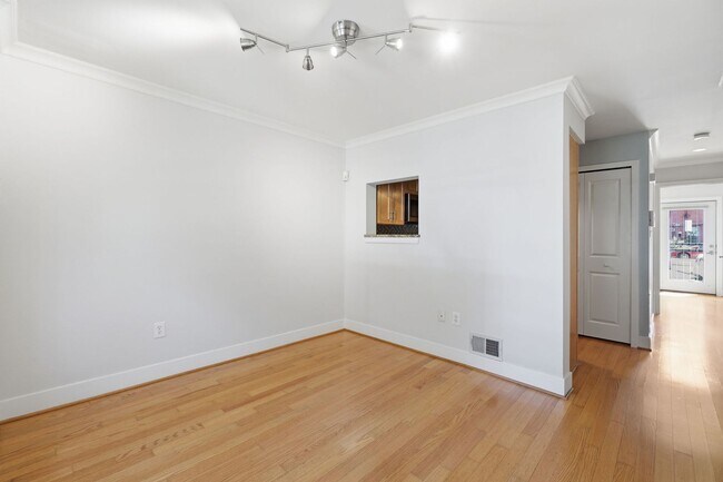 Foto del edificio - 1BR in the Heart of Logan Circle