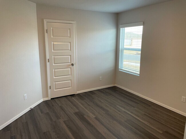 Foto del edificio - *New Year, New Home Special* BRAND NEW Fou...