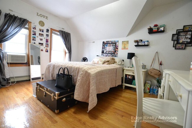 Building Photo - 3 br, 1 bath  - 66 Brooks St # 3O