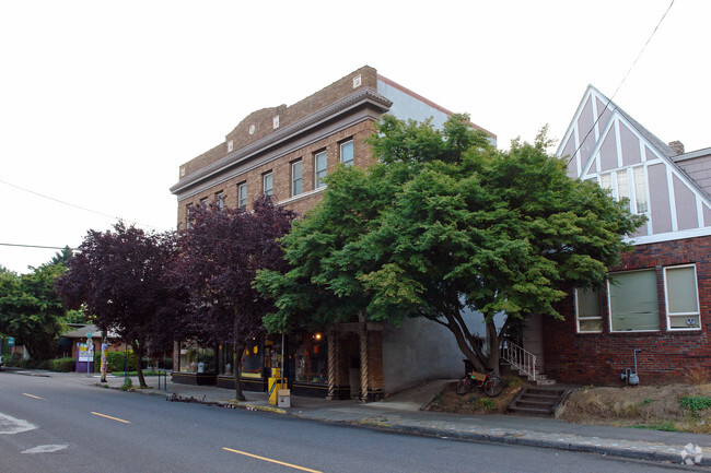 Building Photo - Queen Jeanette Apartments