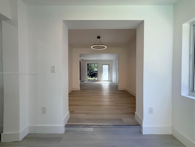 Foto del edificio - 561 NW 41st St