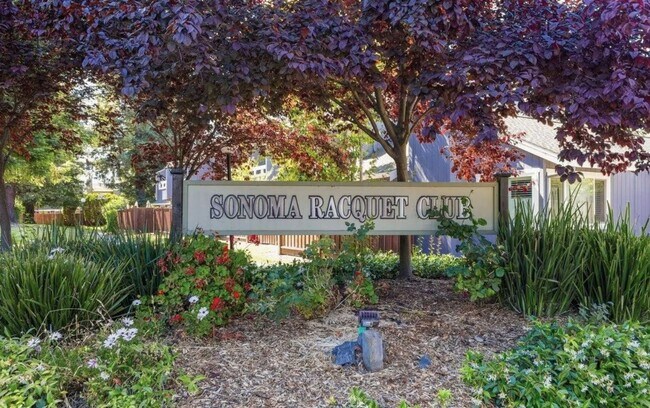 Building Photo - Amazing, gorgeous, end unit with huge yard...