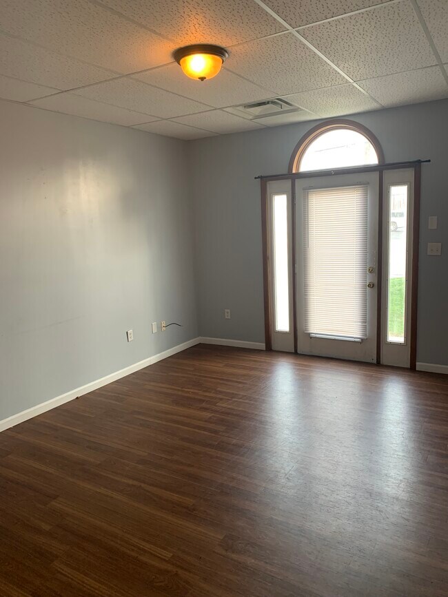 Living - 121 W Logan St