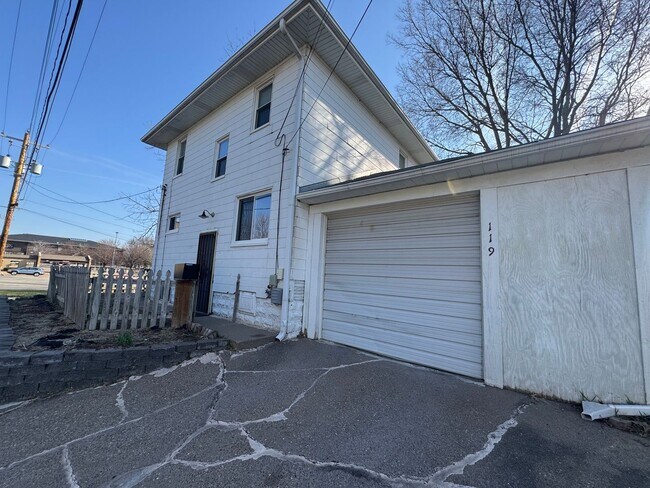 Foto del edificio - 3 bedroom 1 bath home with a sunroom in Davenport