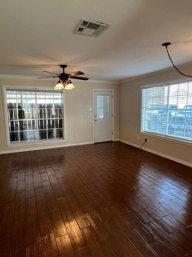 Foto del edificio - 2 bed, 1.5 bath beautiful townhouse