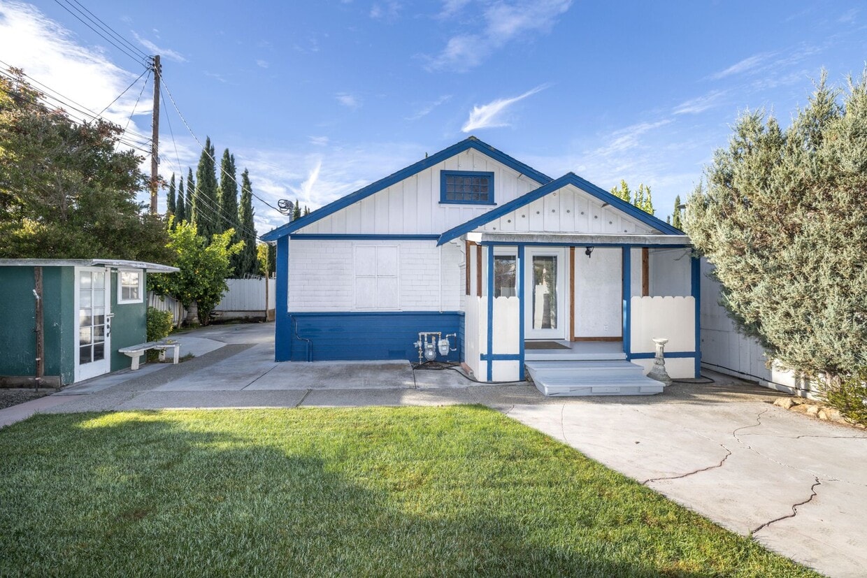 Primary Photo - Charming 2 Bed/1 Bath Cottage w/ In-Unit L...