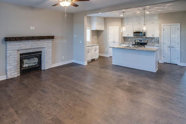 Foto del edificio - COMING SOON: Modern 3-Bedroom Townhome wit...