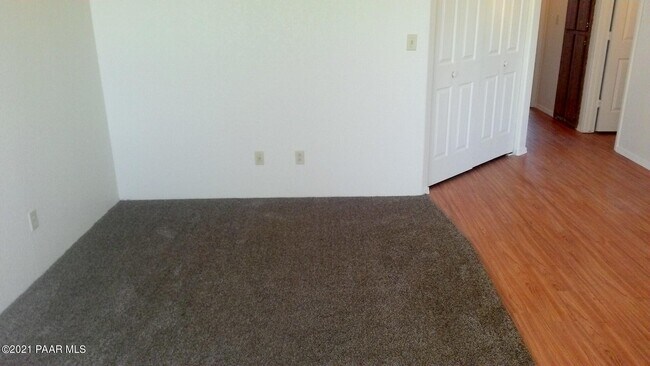 Building Photo - 3217 N Hedgewood Dr