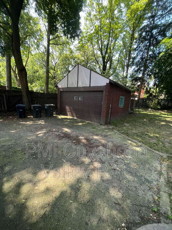 Foto del edificio - 358 Merriman Rd