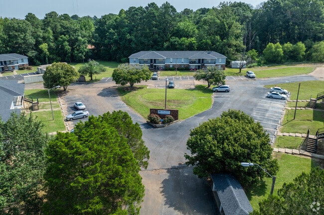 Building Photo - Oak Creek Manor