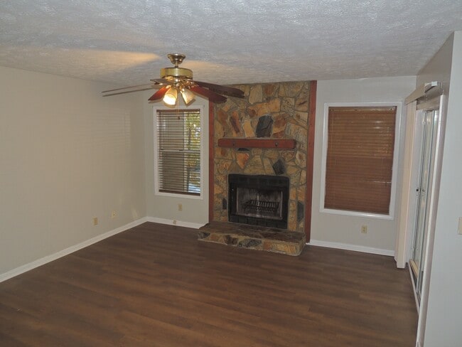 Building Photo - 1018 Wood Creek Dr