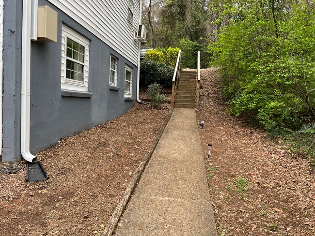 Building Photo - Laurel Lane