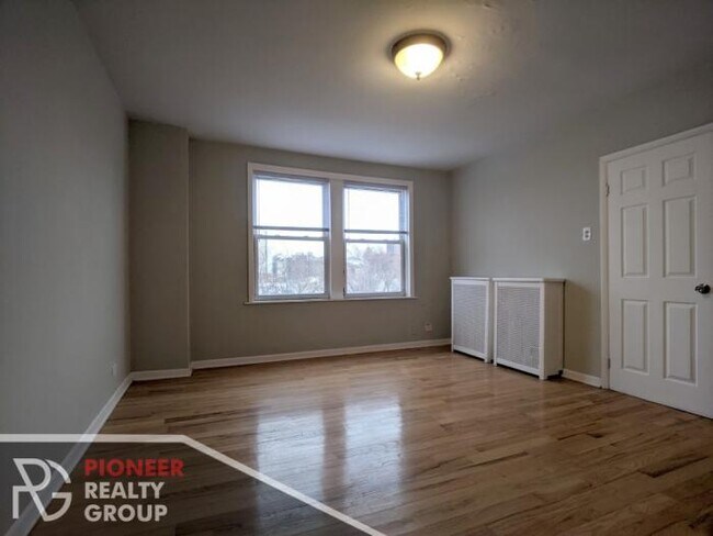 Building Photo - 2 bedroom in CHICAGO IL 60657