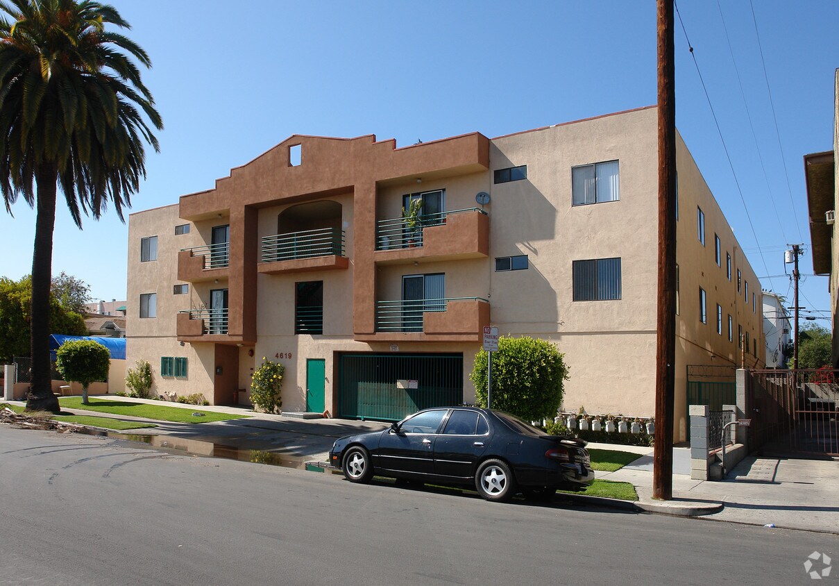 Building Photo - 4619-4623 Rosewood Ave