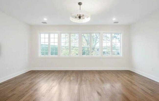 Building Photo - 142 Maple Ave