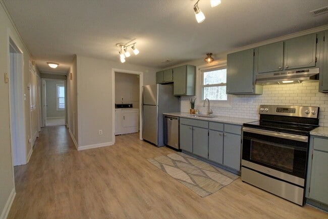 Building Photo - Available early September! Adorable + updated 3 bedroom home with fenced yard, 10 minutes from Do...