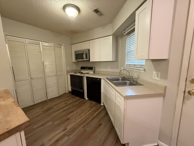 Building Photo - 2936 Mulberry Ln