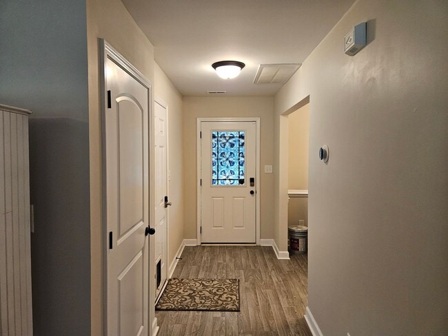 Building Photo - Charming 3-bedroom, 2-bathroom unfurnished...