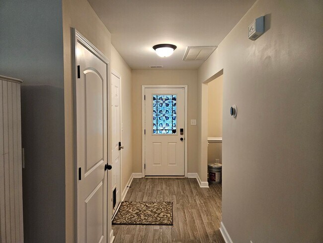 Foto del edificio - Charming 3-bedroom, 2-bathroom unfurnished...