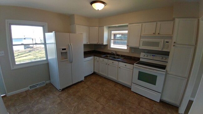 Building Photo - 3 Bedroom 1 Bath Adorable Cape Cod