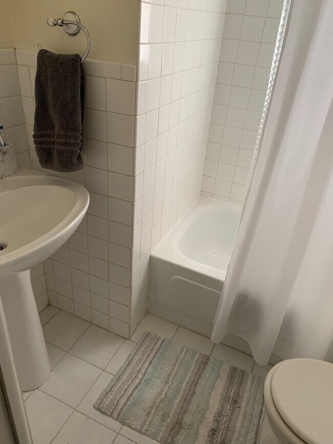 Bathroom - 4040 E St