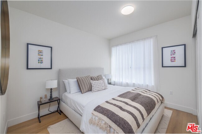 Building Photo - 1822 Overland Ave