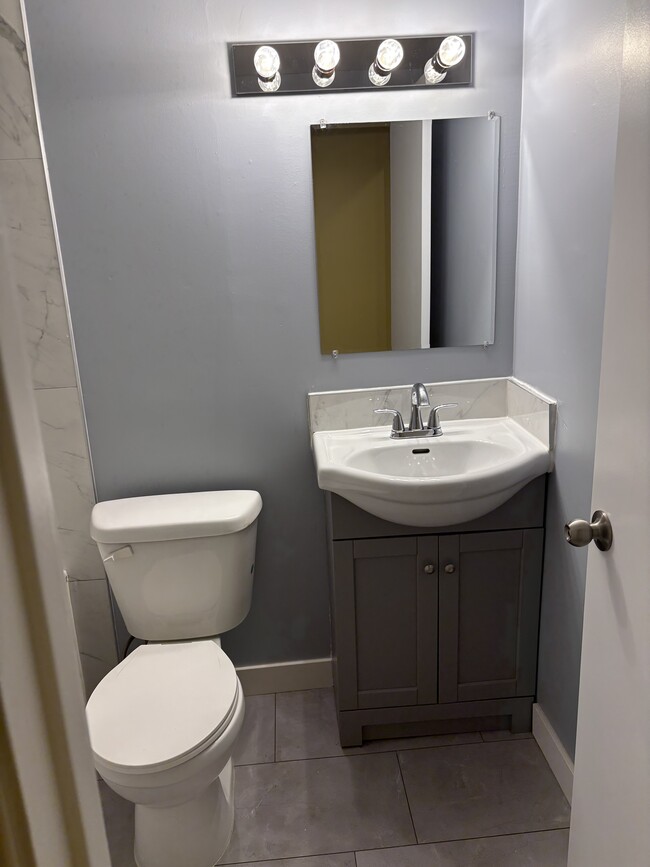 Building Photo - 15940 109 Av NW