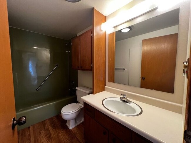 Foto del edificio - $1,300 | 2 Bedroom, 1 Bathroom House | PET...