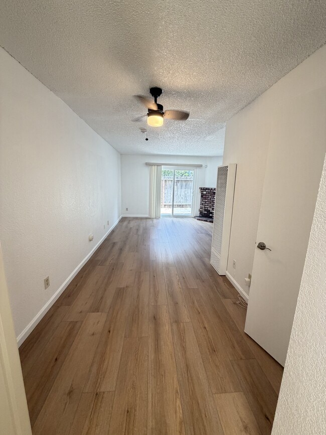 Photo - 10401 Shaw St (Oakland, CA) Townhome