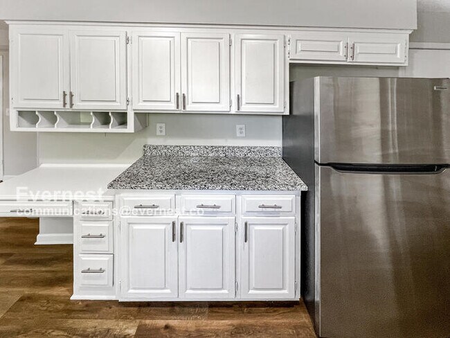 Building Photo - Lovely 4-Bedroom Home with Modern Comforts...