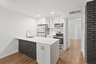 Building Photo - 2121 Fountain View Dr
