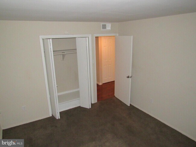 Foto del edificio - 7326 Donnell Pl