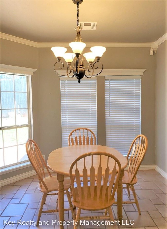 Building Photo - 2630 Silvertree Dr