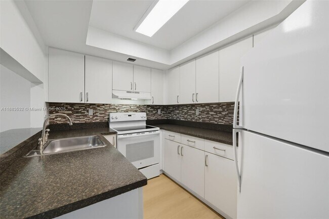 Foto del edificio - 8365 SW 152nd Ave