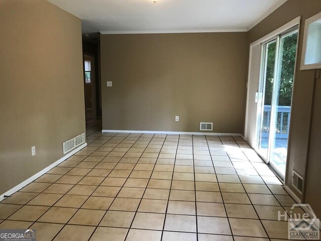 Building Photo - 135 Lillian Dr