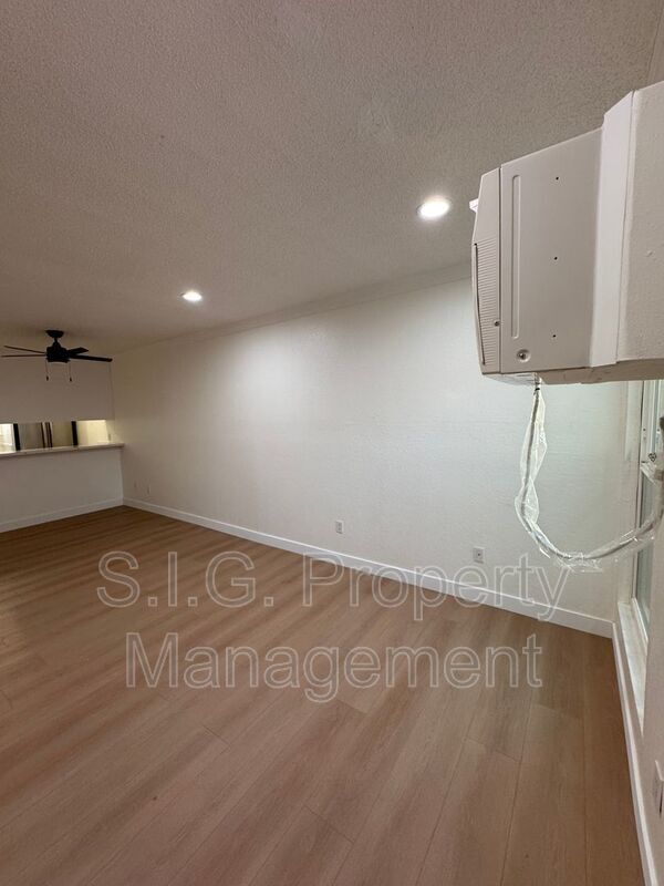 Foto del edificio - 10635 Sherman Grove Ave