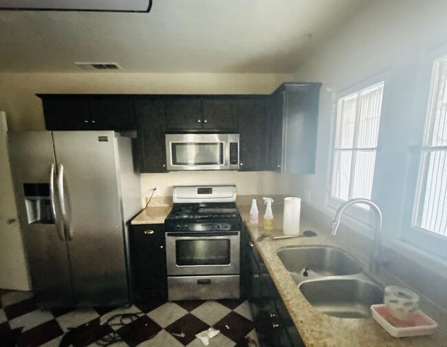 Foto del edificio - 6332 Brockton Ave