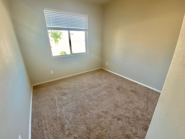 Building Photo - Spacious 3 Bedroom Home in Rio Rancho | Refrigerated Air | Large Backyard | Near Hwy 550 & 528